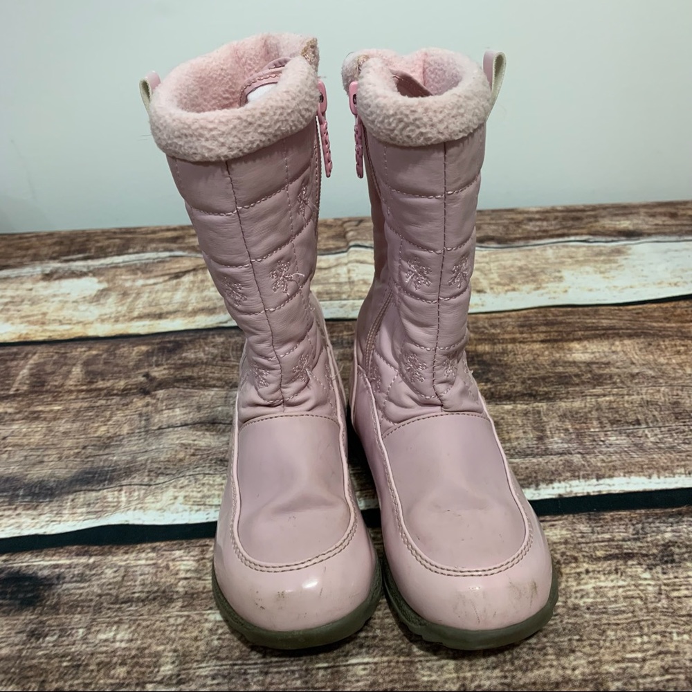 Girls snow boots by Totes are in excellent condition. Size 10